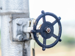 Actuadores mecánicos (izquierda), neumáticos (centro) y eléctricos (derecha).