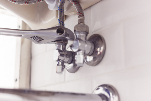 In huishoudelijke en commerciële loodgieterssystemen zijn hoekstopkranen vaak te vinden onder gootstenen