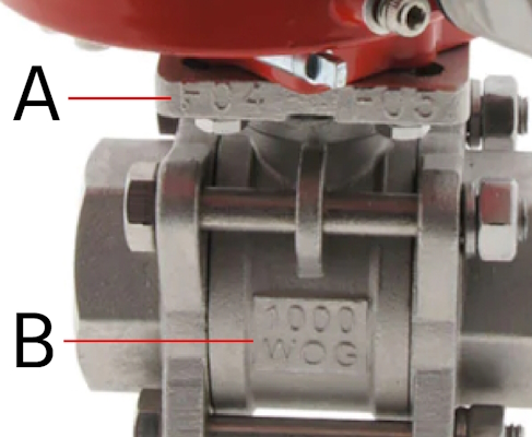 Las marcas en esta válvula de bola eléctrica indican que esta válvula tiene un montaje ISO estándar (A) y es adecuada para aplicaciones de agua, aceite y gas (B).