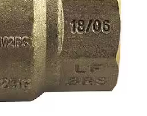 Las marcas LF BRS de esta válvula de bola indican que su cuerpo está fabricado en latón sin plomo.