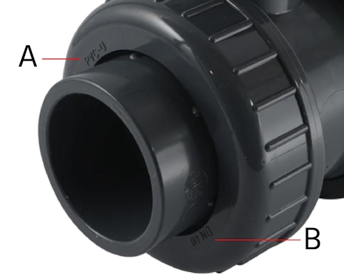 Las marcas de esta válvula de bola neumática indican que está fabricada en PVC (A) y que su tamaño es DN40 (B).