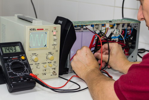 Using a multimeter to monitor output voltage