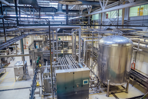 El acero inoxidable es un material habitual en los sistemas de elaboración de cerveza modernos.