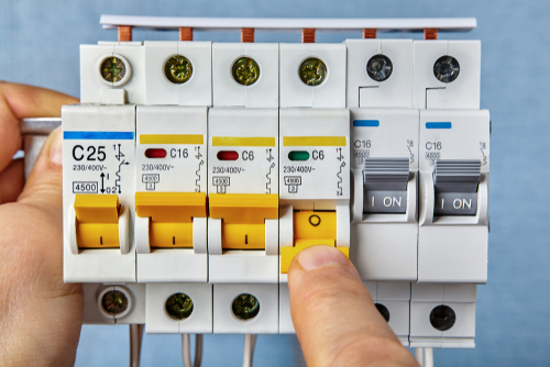 Etikett auf einem Leistungsschalter mit Angabe der Spannungs- und Stromwerte sowie der Auslösekennlinie