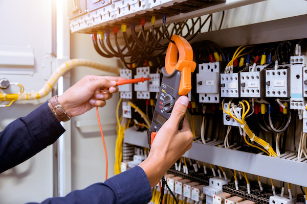 Measuring current using a clamp meter