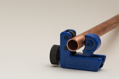 Un coupe-tube en cuivre sans poignée permet de couper les tuyaux dans des espaces plus restreints.