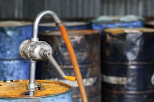 Pompe à tambour manuelle utilisée pour pomper l'huile d'un baril.