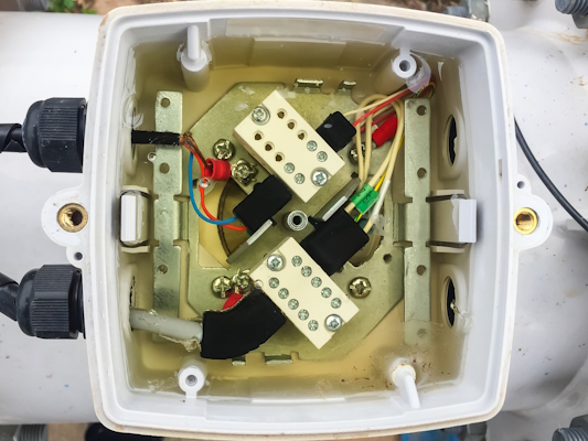 Electromagnetic flow meter circuit connectors