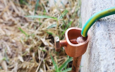 Ground wire connecting the grounding electrode to the system.