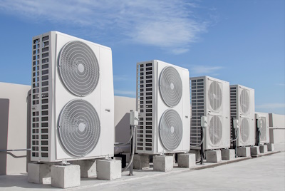 Climatisation (HVAC) installée sur le toit de bâtiments industriels.
