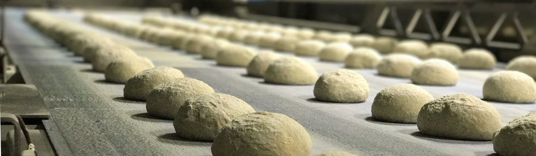 Le groupe Kaak développe des lignes de boulangerie industrielle. Les électrovannes JP Fluid Control sont utilisées pour couper la pâte avec de l'eau à haute pression.