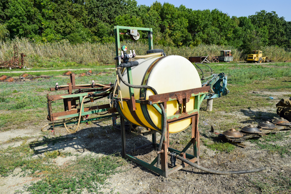 Los sistemas de fertilizantes líquidos (por ejemplo, sistemas de aspersión) tienen válvulas, accesorios y tuberías vulnerables a la corrosión.