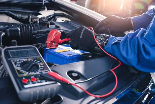 Een autobatterij controleren met een multimeter