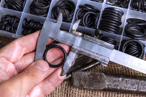 Messen des Außendurchmessers des O-Rings mit einem Messschieber