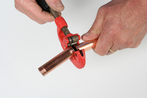 Utilisation d'un coupe-tube pour couper un tuyau en cuivre