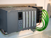 Un automate programmable est généralement certifié ANSI/ESD s20.20 pour garantir la protection contre les décharges électrostatiques, ce qui accroît sa fiabilité industrielle.