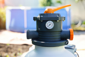 Une Pompe De Filtration Nettoie L'eau De La Piscine. Dispositif De