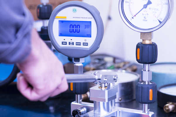 Los dispositivos electrónicos de calibración de la presión se utilizan normalmente en los laboratorios de calibración de equipos a presión.