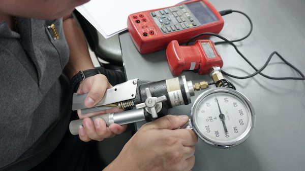 Hand pump for pressure gauge calibration. This device offers a simple yet effective way to quickly calibrate a pressure gauge.