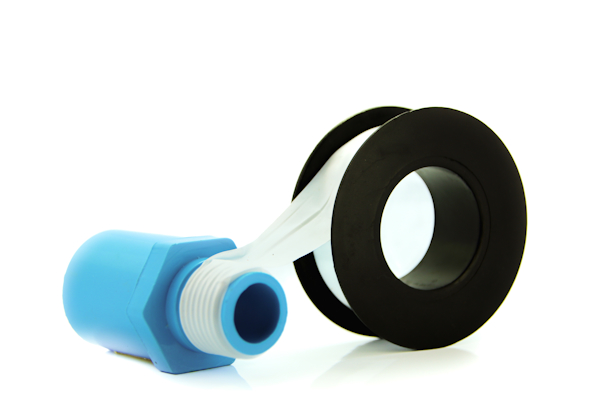 Utilice cinta adhesiva para roscas para sellar herméticamente las conexiones roscadas de PVC.