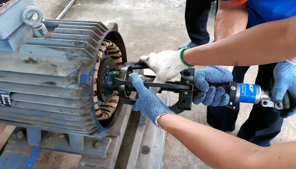 Removing a bearing with a bearing puller