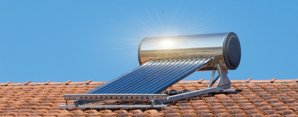 Calentador solar de agua en el tejado