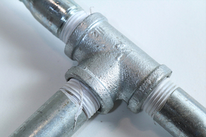 Tee-joint pipe connection with threaded connection points