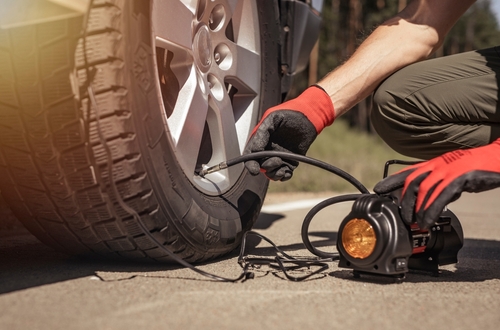 Utilisation d'un gonfleur portable de pneus de voiture tire-inflating.jpg