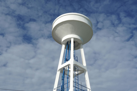 Réservoir d'eau en hauteur